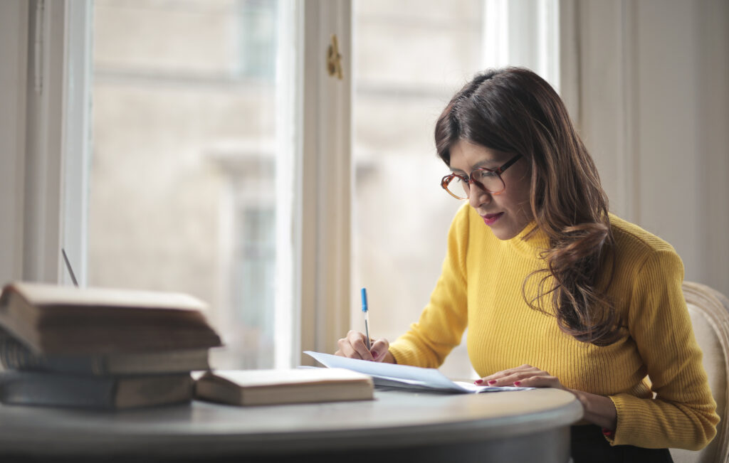 Mujer preparando oposiciones de educación 