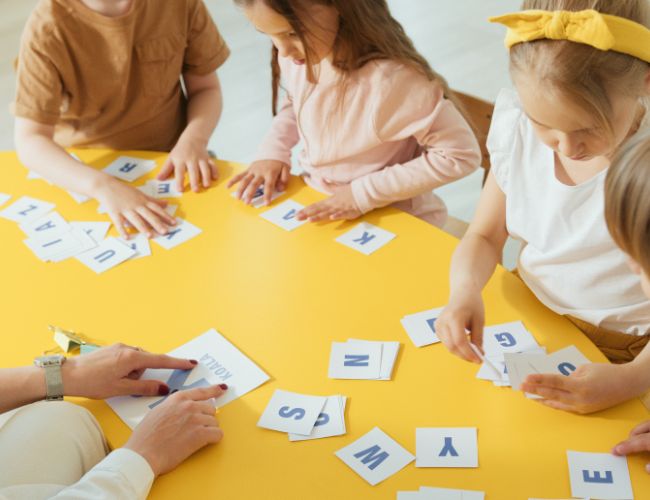 Niños utilizando tarjetas de bits de inteligencia