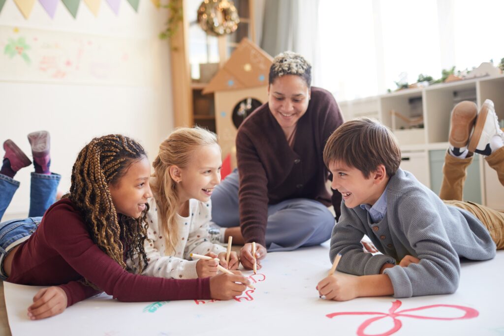 Educadora con niños aprendiendo en un aula