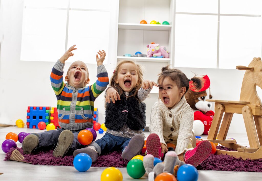 Niños pequeños jugando activamente en un aula