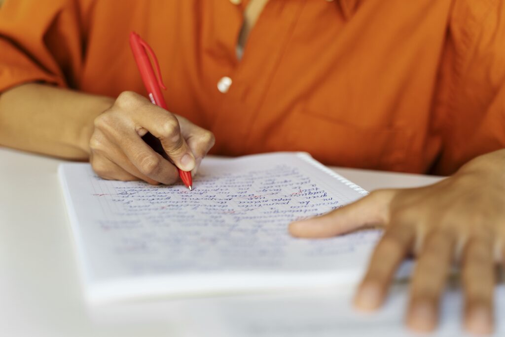 Mujer realizando un examen de ortografía y redacción