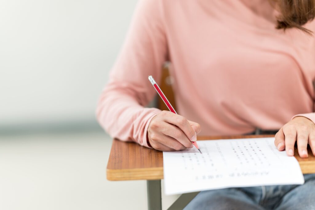 Mujer rellenando una hoja de respuestas en un examen de oposición