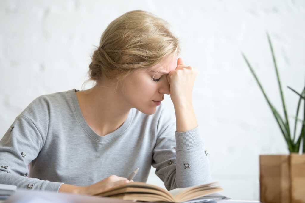 Mujer desesperada ante la preparación de un examen