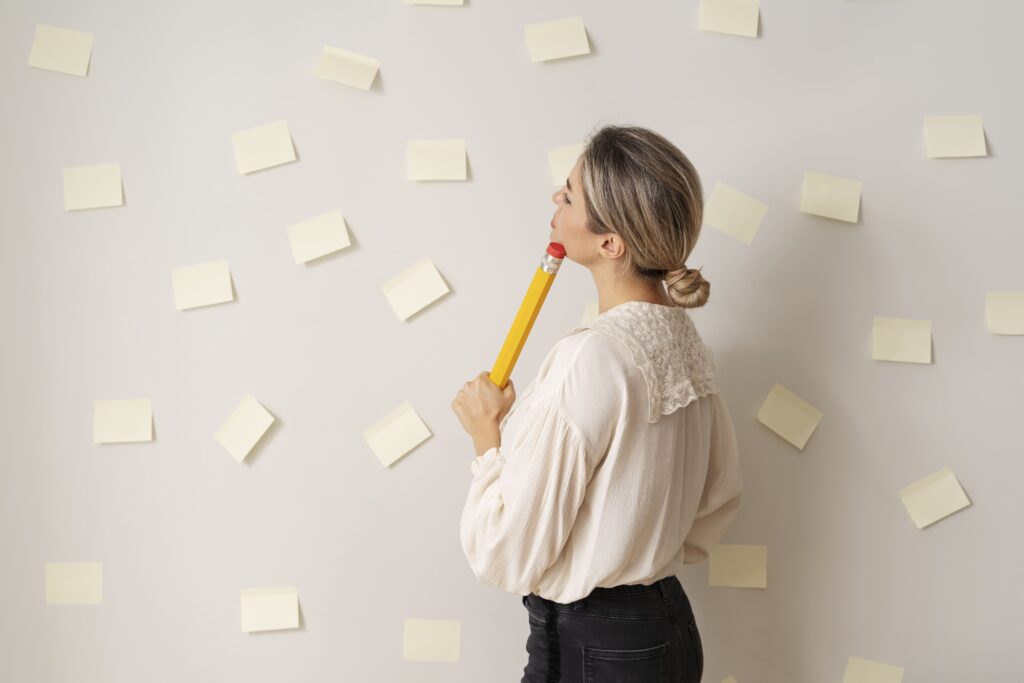 Mujer fijando sus objetivos de aprendizaje