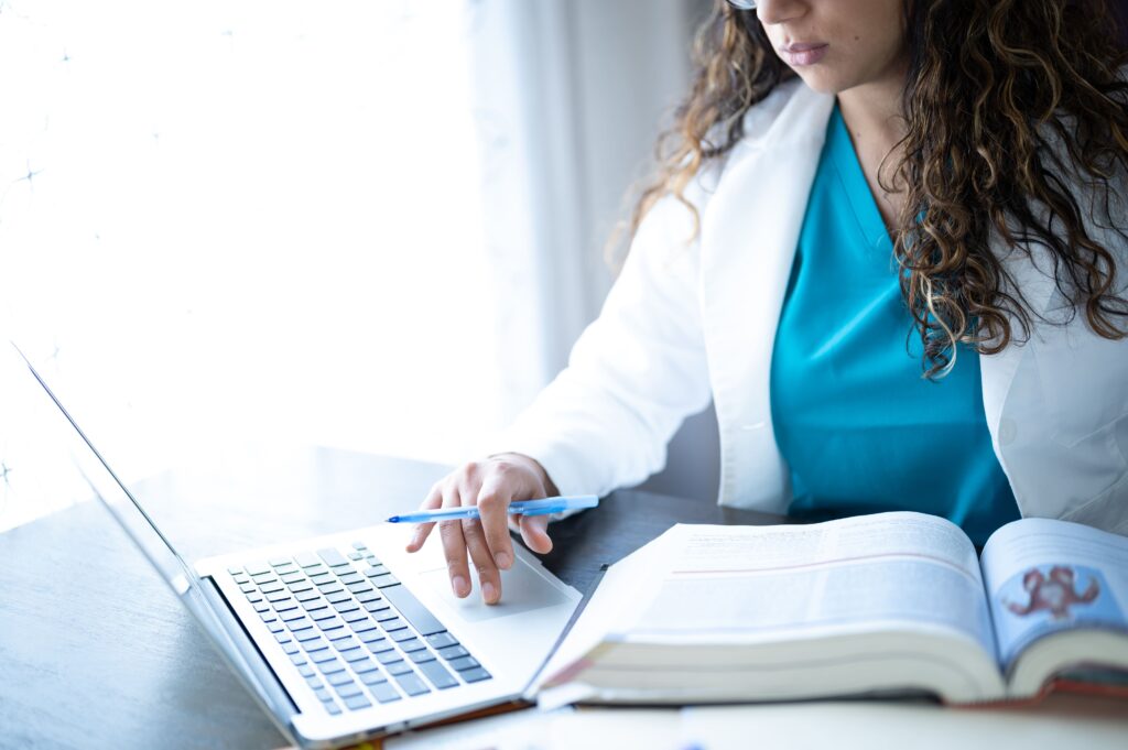 Trabajador sanitario estudiando unas oposiciones